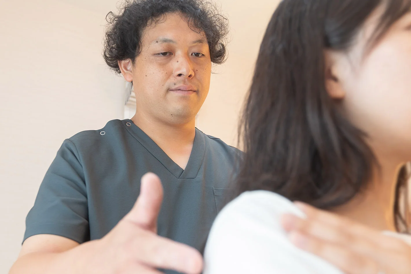 湖南市の整体サロンre-flowの院長による丁寧なカウンセリング風景